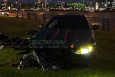 BMW протаранил забор у Казанского кремля: оторвало колеса