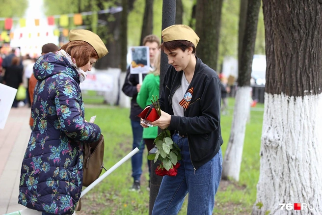 Народ охотно разбирает атрибутику | Источник: Александра Савельева