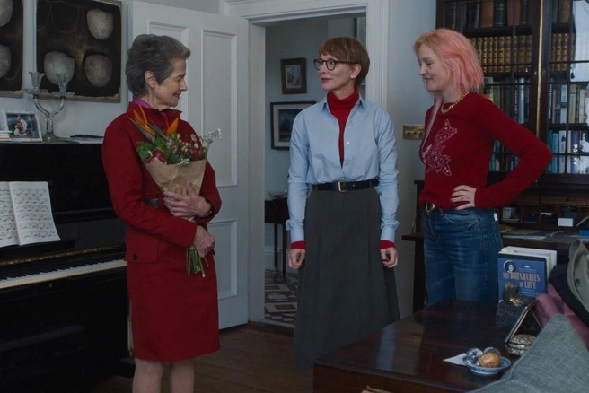 Картина отмечена наградой Венецианского кинофестиваля и порадует поклонников неспешного артхаусного кино | Источник: кадр из фильма «Отец мать сестра брат» (18+), реж. Джим Джармуш, 2025 год