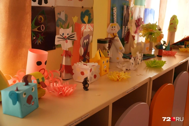Во всех кабинетах детские поделки | Источник: Семен Громов / 72.RU