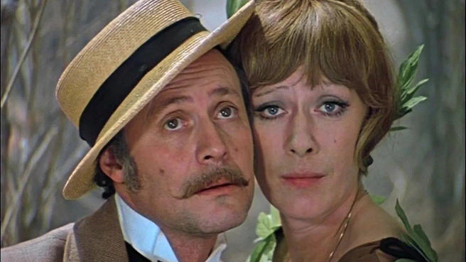 По словам Юрия Соломина, эпизод с песней «Вот и славно, трам-пам-пам» они с Екатериной Васильевой снимали не дурачась, а всерьез относясь к большой любви их героев | Источник: кадр из фильма «Обыкновенное чудо» (0+), 1978 год.