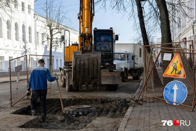 Работы ведутся у канализационных колодцев  | Источник: Евгений Кудрявцев / 76.RU 