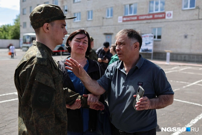 Отцы вели себя более сдержанно, но всё равно немного переживали | Источник: Евгений Софийчук / NGS55.RU