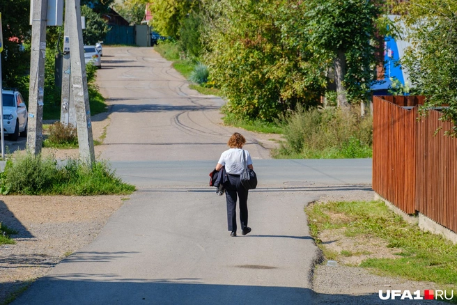 Одинокий путник идет по улице в Нижегородке | Источник: Булат Салихов / UFA1.RU