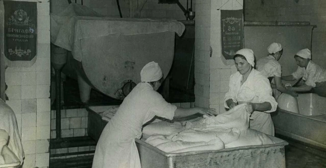Так в 1942 году обрабатывали и прессовали творог на Куйбышевском молочном заводе | Источник: архив «Самаралакто»