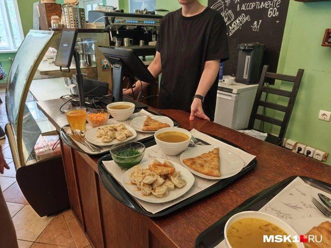 Мужчины передо мной в очереди взяли комплексные обеды и кусочки пирога дополнительно. Выглядит очень сытно, а стоит недорого: обед первого посетителя вышел на 430 рублей, второго&nbsp;— на 530 из-за дополнительной порции рыбы | Источник: Анастасия Харитонова / MSK1.RU