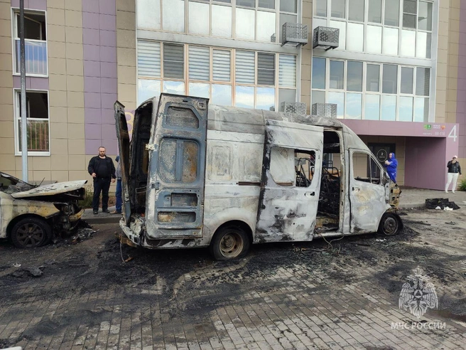 Пострадали еще два автомобиля и фасад здания | Источник: ГУ МЧС России по Самарской области