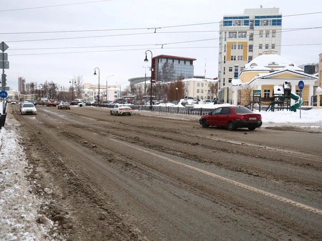 У автомоек города образовались длинные очереди из грязных автомобилей. | Источник: Владислав Лоншаков / E1.RU 