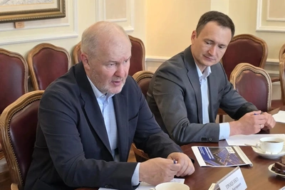 Мельниченко и Троценко обсудили строительство животноводческого комплекса