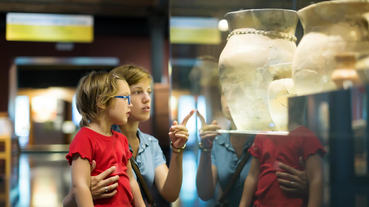 Почему детям опасно трогать экспонаты в музее — вы будете удивлены