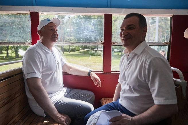 Мэр и губернатор прокатились в вагоне, Максим Кудрявцев отметил, что трамвай едет жестко | Источник: Александр Ощепков / NGS.RU