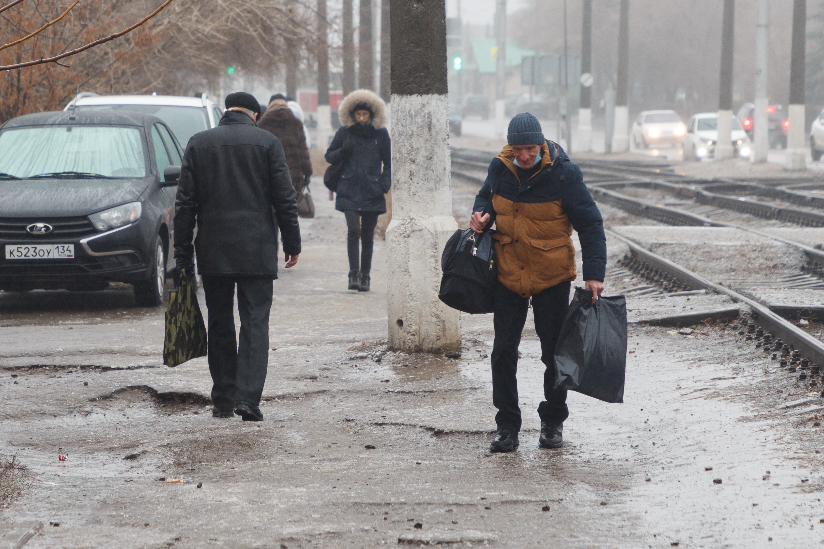 Предновогодний Волгоград стянуло утренним гололедом