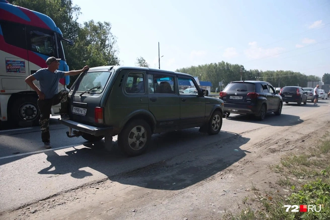 Многие водители приезжают с почти пустыми баками и надеются успеть к следующей поставке топлива | Источник: Ирина Шарова / 72.RU