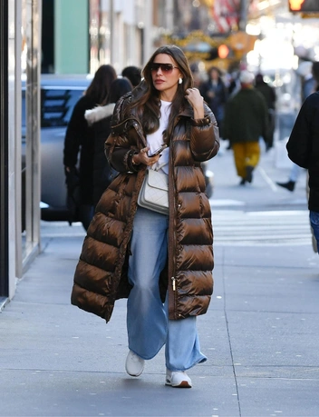 София Вергара носит пуховик в цвете 2025 года | marieclaire.ru