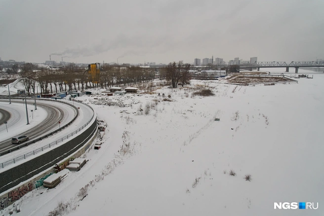 «Наутилус» закрыли в 2019 году, в последнее время территорию использует группа «ВИС» под склад материалов для строительства моста | Источник: Александр Ощепков / NGS.RU