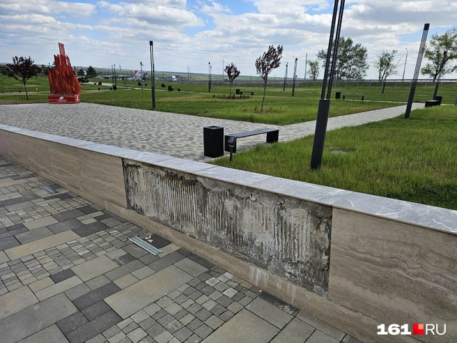 Где-то уже отвалилась плитка | Источник: читатель 161.RU