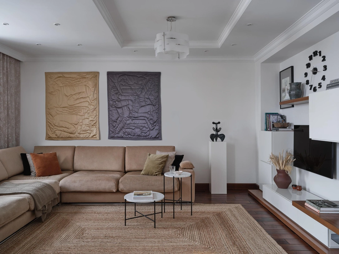 Диван, Albert&Shtein. Ковер, La Redoute. Панно, Helen Loom. Скульптура Марины Якуниной. Корпусная мебель, Pianca. | Источник: Ник Руденко