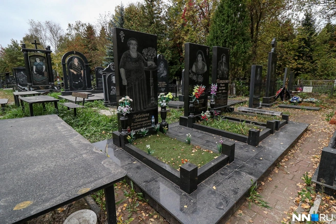 Рядом с надгробиями есть стол, чтобы помянуть усопших | Источник: Наталья Бурухина / NN.RU