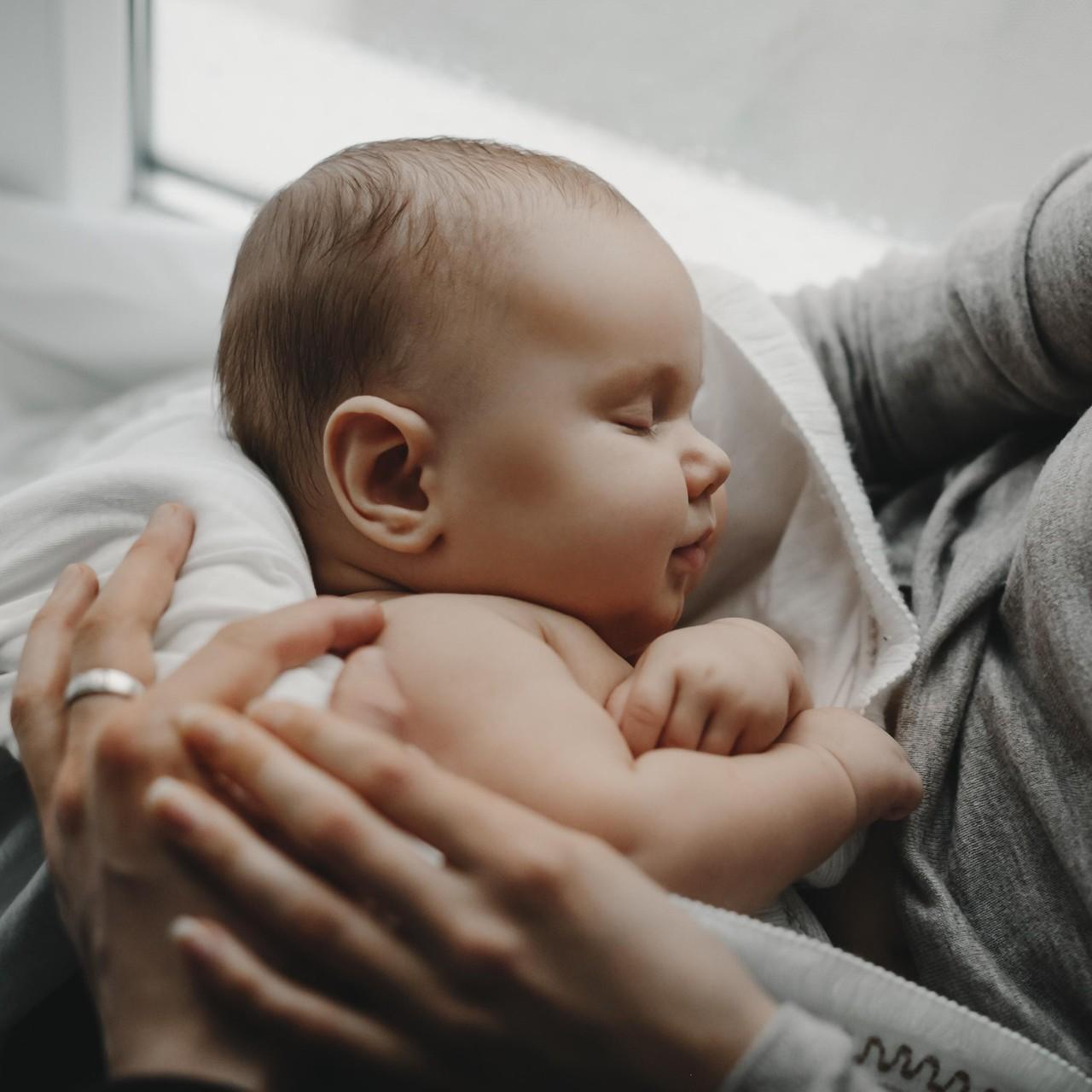 В аэропорту Шереметьево 30-летняя мать родила ребенка, задушила его, а следом скончалась