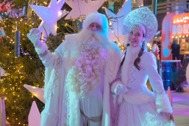 Можно сделать фото с зимними волшебниками или попросить у них помощи в исполнении желания | Источник: Тимофей Калмаков / 59.RU