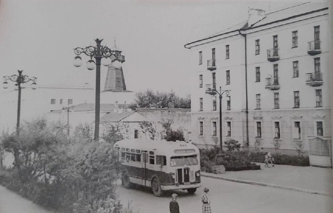 Автобус едет по ул. Куйбышева в 1965 году. На заднем плане, слева&nbsp;— здание центрального универсального магазина и пожарная каланча | Источник: Комитет по делам архивов Курганской области /vk.com