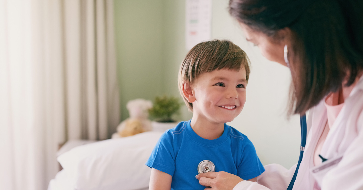 Вашего ребенка с дополнительным. Doctor checking a child.