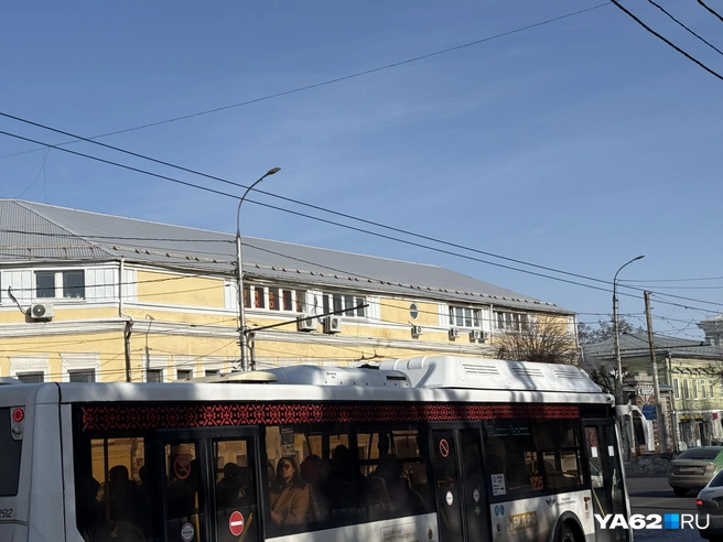 Снега все меньше не только на крышах, но и на дорогах | Источник: Сергей Петунин / YA62.RU