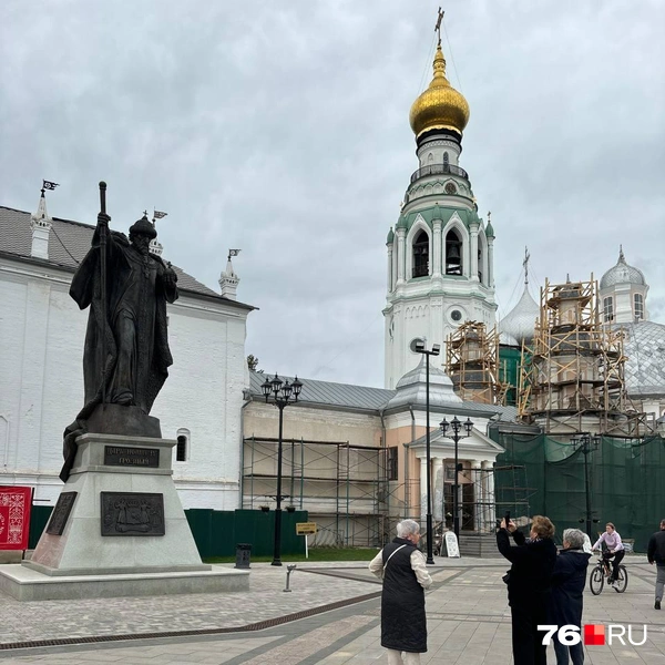 Памятник привлекает внимание проходящих мимо туристов | Источник: Ксения Ткаченко / 76.RU
