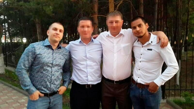 Нестеров (слева) и Мамедханов (справа) в компании приятелей | Источник: источник 72.RU