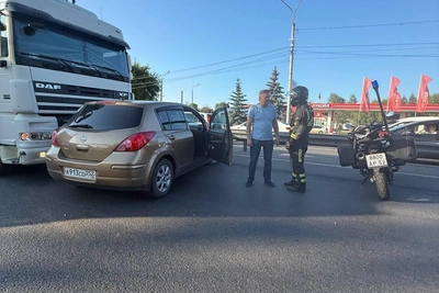 Мызинский мост встал из-за ДТП с фурой и легковушкой