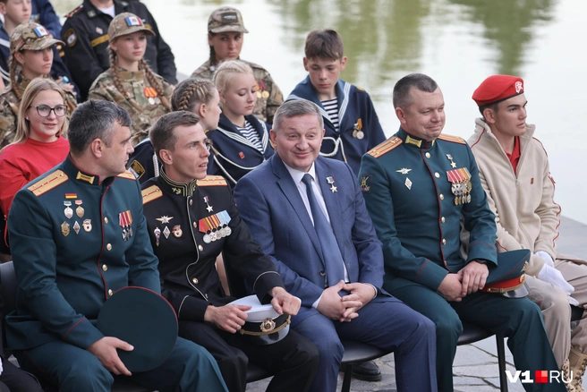 Рядом с губернатором Андреем Бочаровым сидел глава Юнармии и главнокомандующий «Зарницы 2.0» Владислав Головин, известный по своему позывному «Струна» | Источник: Алексей Волхонский / V1.RU