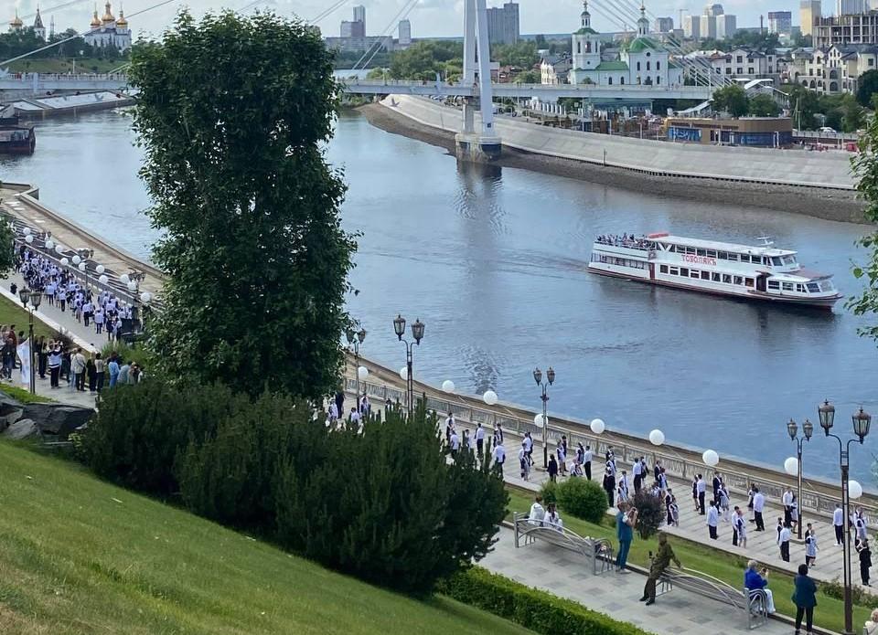 Власти ограничили доступ родителей на школьный вальс в Тюмени. Кого подпустили близко к детям?