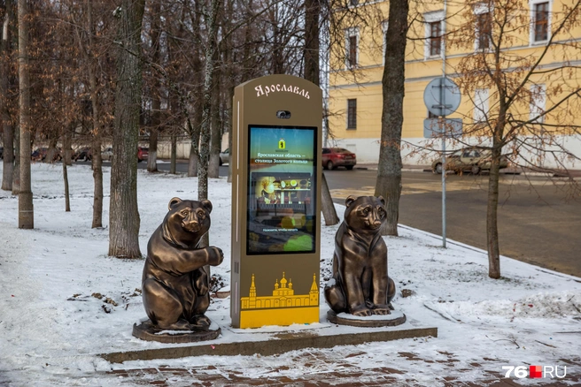 Медведи-близнецы стоят возле церкви Спаса-на-Городу | Источник: Кирилл Поверинов / 76.RU