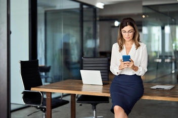 «Бесит коллега, которая вызывающе одевается на работу — то мини, то разрезы. А она же мать!»