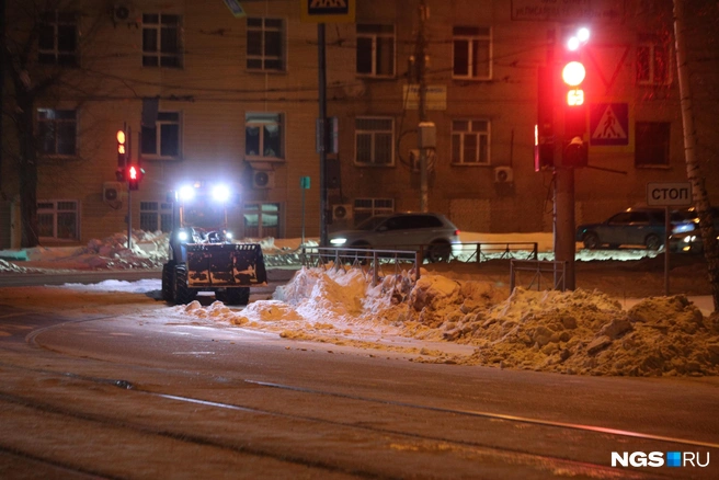 В работе задействована техника разного размера, чтобы очистить от снега даже труднодоступные места | Источник: Андрей Бортко / NGS.RU