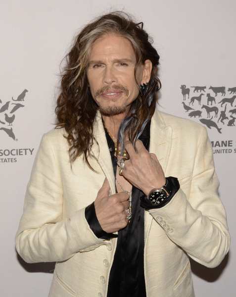 Солиста Aerosmith обвинили в сексуальном насилии 52-летней давности