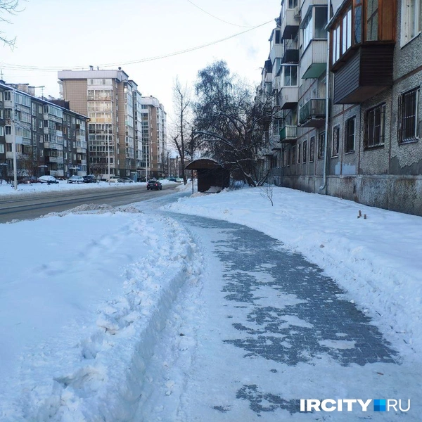 На улице Мира тротуары подметали с помощью техники вечером 14 января | Источник: Алёна Кашпарова / «ИрСити»