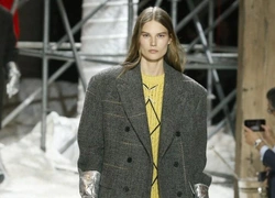 Иногда они возвращаются: Calvin Klein проведет показ впервые за 6 лет. Что это говорит о всей модной индустрии?