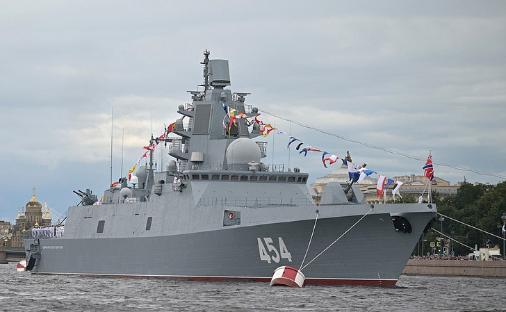 Самые впечатляющие кадры с парада в честь Дня Военно-морского флота России — 2022: корабли, Путин и Шойгу