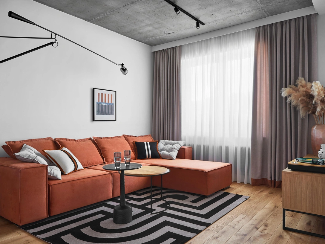 Диван, Mexo. Журнальные столики, Richmond и My Modern Home. Ковер, Carpet Decor. Кашемировые подушки, Lux Home. Фотография-аппликация, Vladey. Паркет, Ecowood. | Источник: Сергей Мельников стиль: Маша Мигуленко