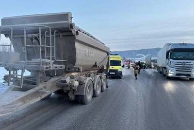 Minibus crashes on M-5 highway, driver killed, three injured