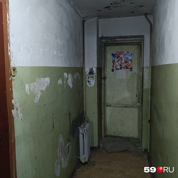 По бокам от коридоров есть выход на пожарные лестницы, двери можно открыть только из подъезда | Источник: Кирилл Хафизов / 59.RU