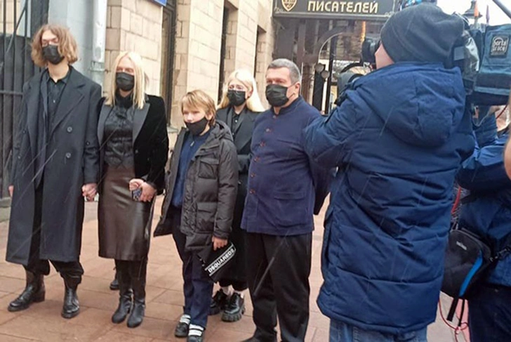 Ольга Коклюшкина, Эльга Сэпп с мужем Владимиром Соловьевым и детьми