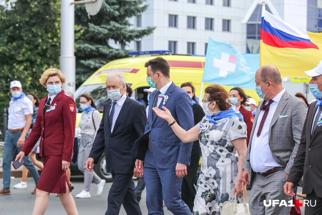 Чиновники надели маски во время шествия