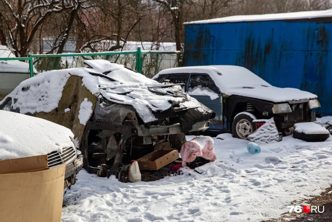 Три разобранных автомобиля стоят на обочине | Источник: Кирилл Поверинов / 76.RU