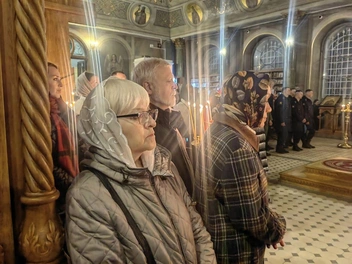 Верующие выбрали не спать, а встречать Пасху | Источник: Кристина Мельникова / YA62.RU