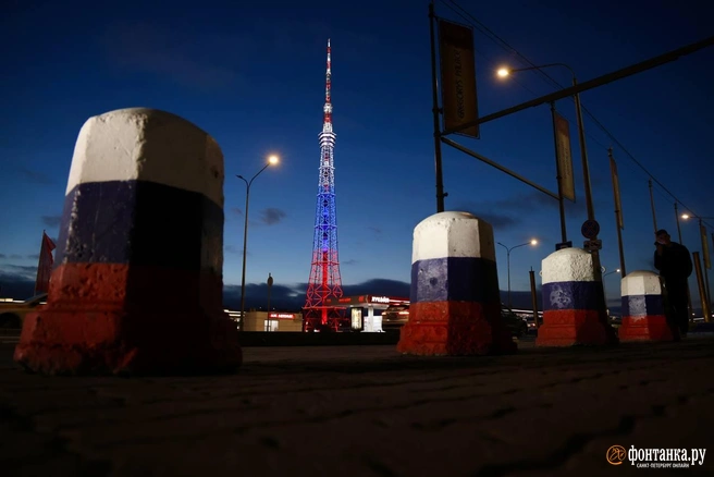 Три моста, телебашня и «Лахта Центр» окрасились в триколор в честь Дня народного единства | Источник: Марина Мамонтова / «Фонтанка.ру»