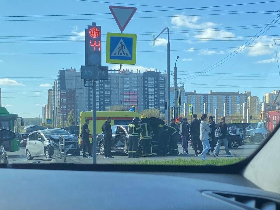 Приехала скорая и МЧС: в жесткой аварии на Тополинке ранен пассажир Nissan