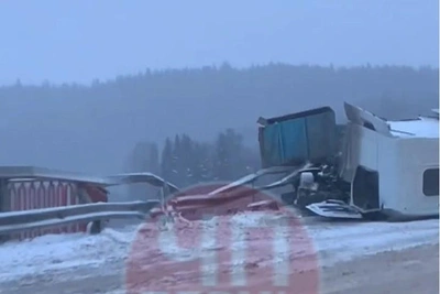 Большегруз чуть не сорвался с моста под Пермью