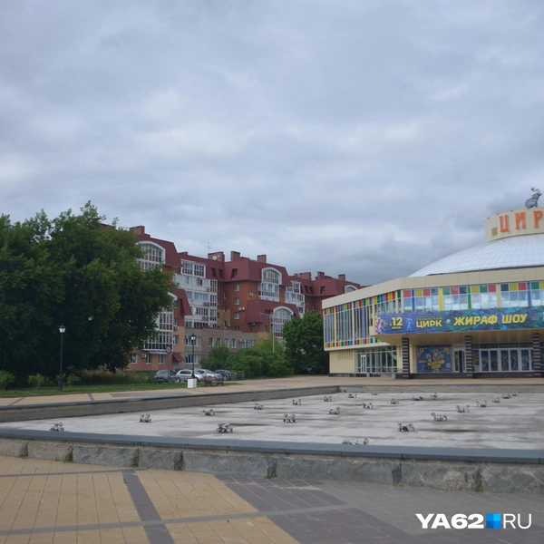В фонтане у цирка больше месяца не могут найти протечку | Источник: Светлана Коновалова / YA62.RU